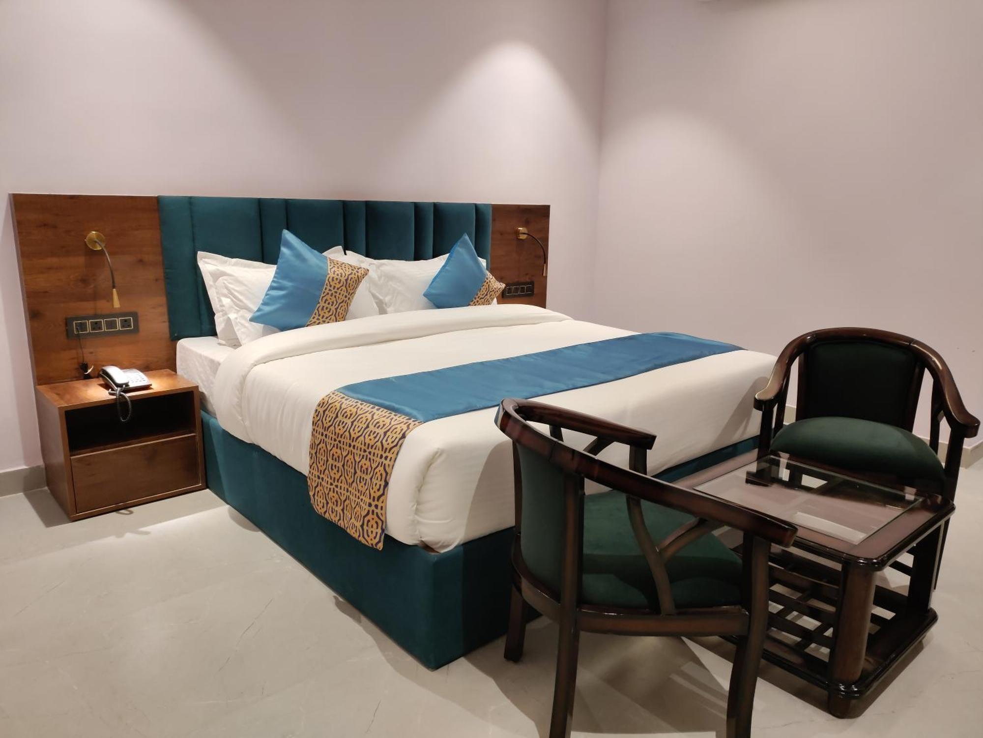Emerald Suites Greater Noida Exterior photo