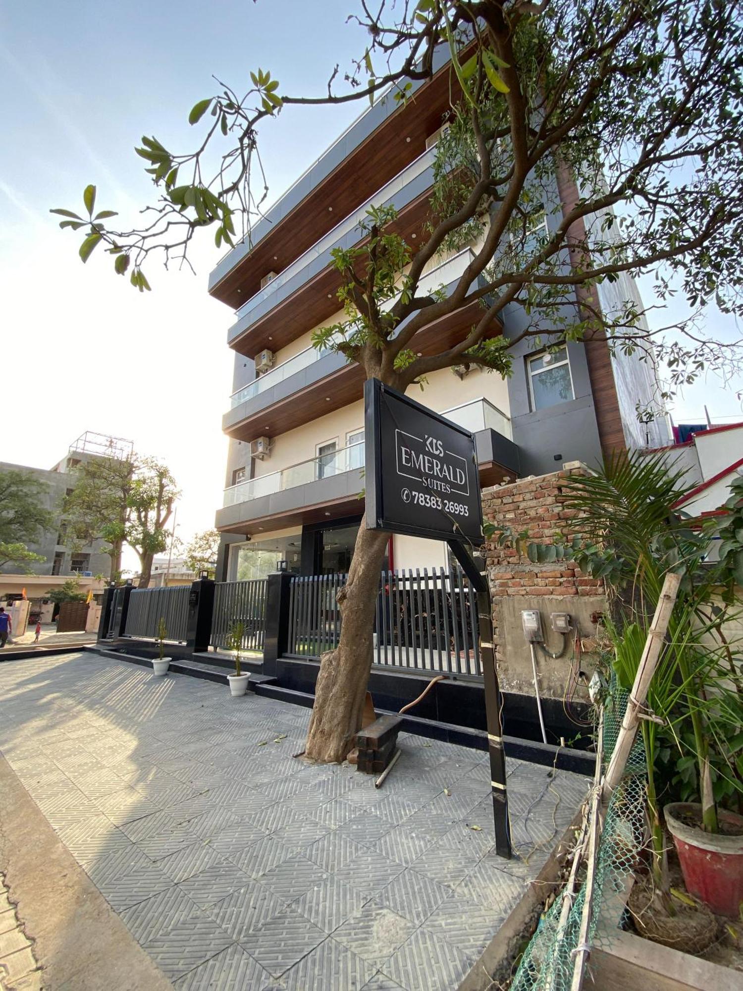 Emerald Suites Greater Noida Exterior photo