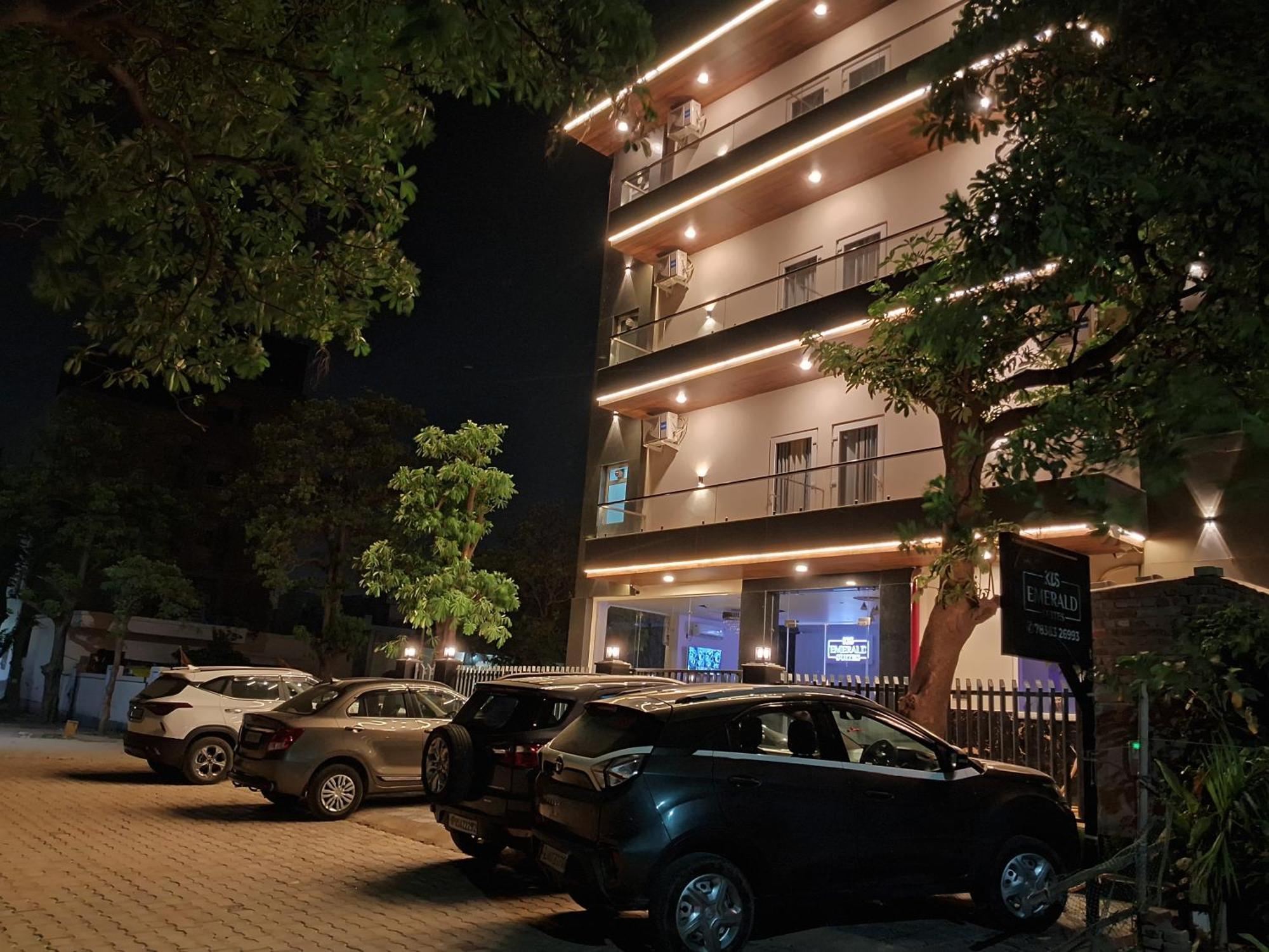 Emerald Suites Greater Noida Exterior photo