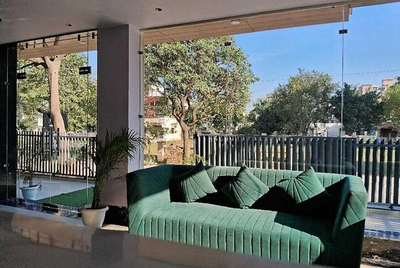 Emerald Suites Greater Noida Exterior photo