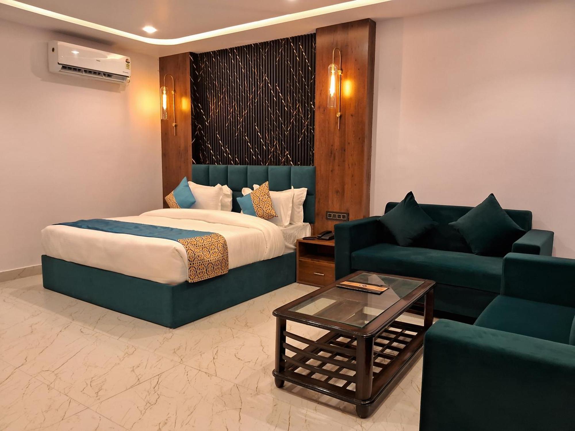 Emerald Suites Greater Noida Room photo