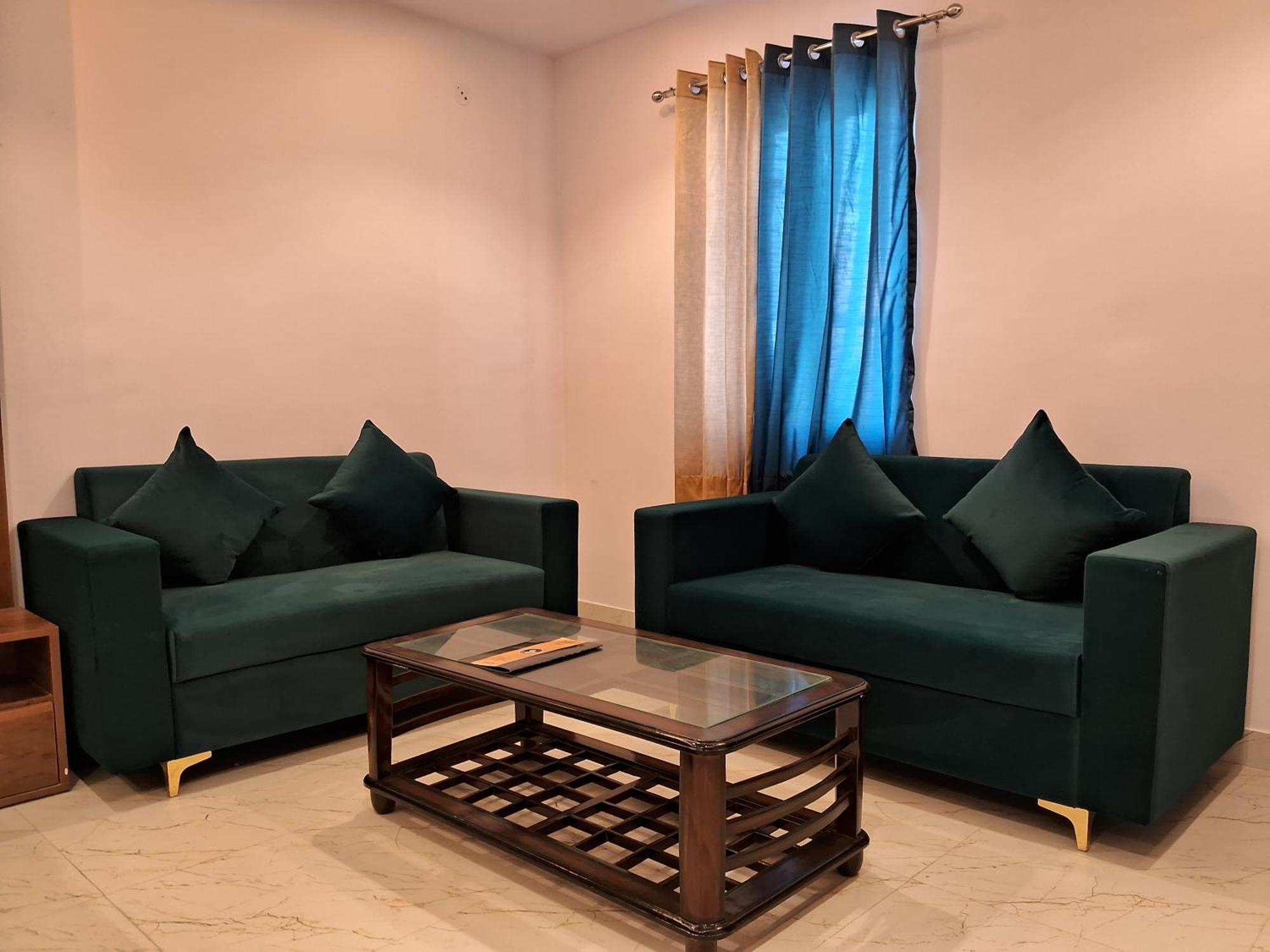 Emerald Suites Greater Noida Room photo
