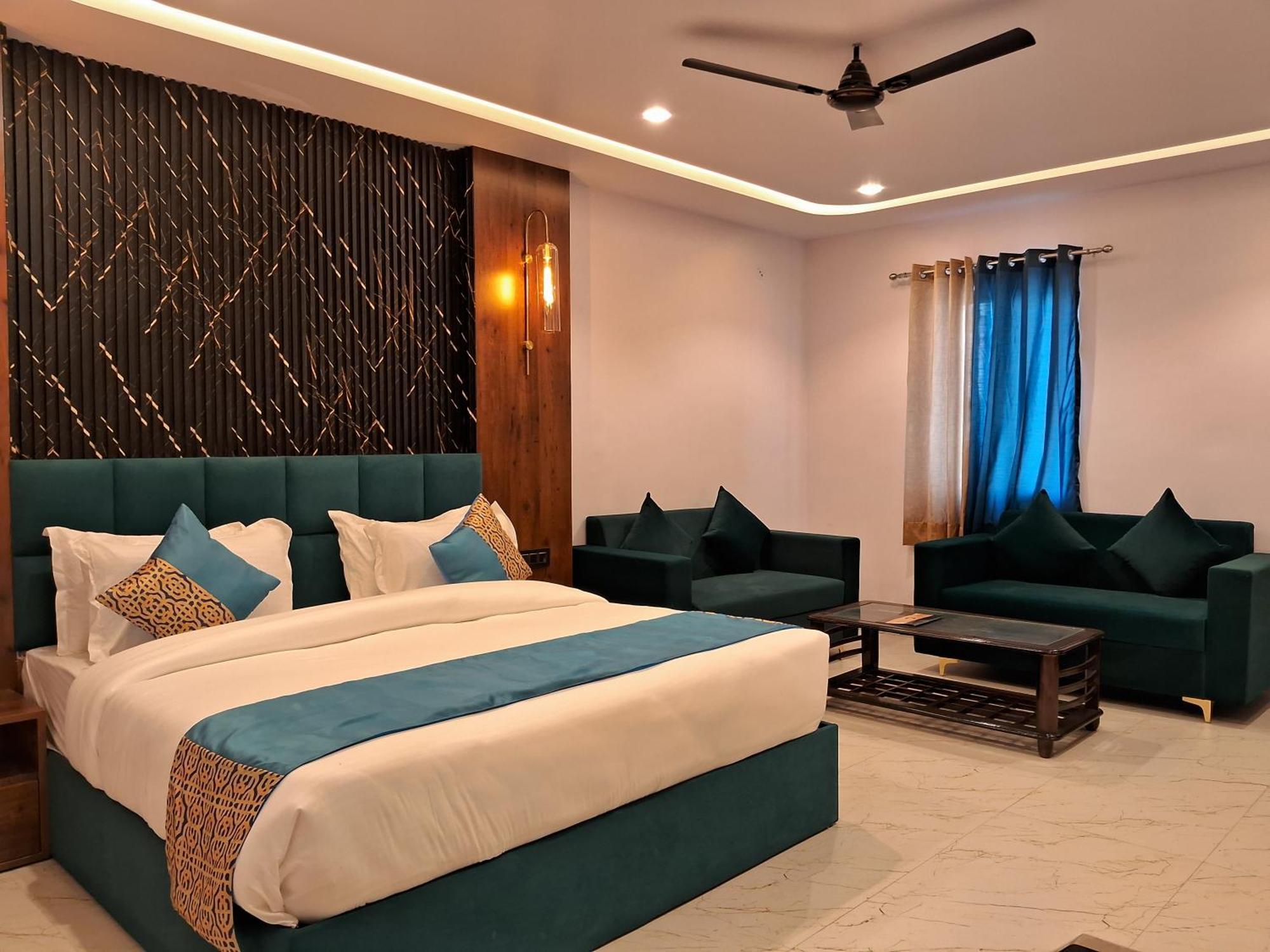 Emerald Suites Greater Noida Room photo
