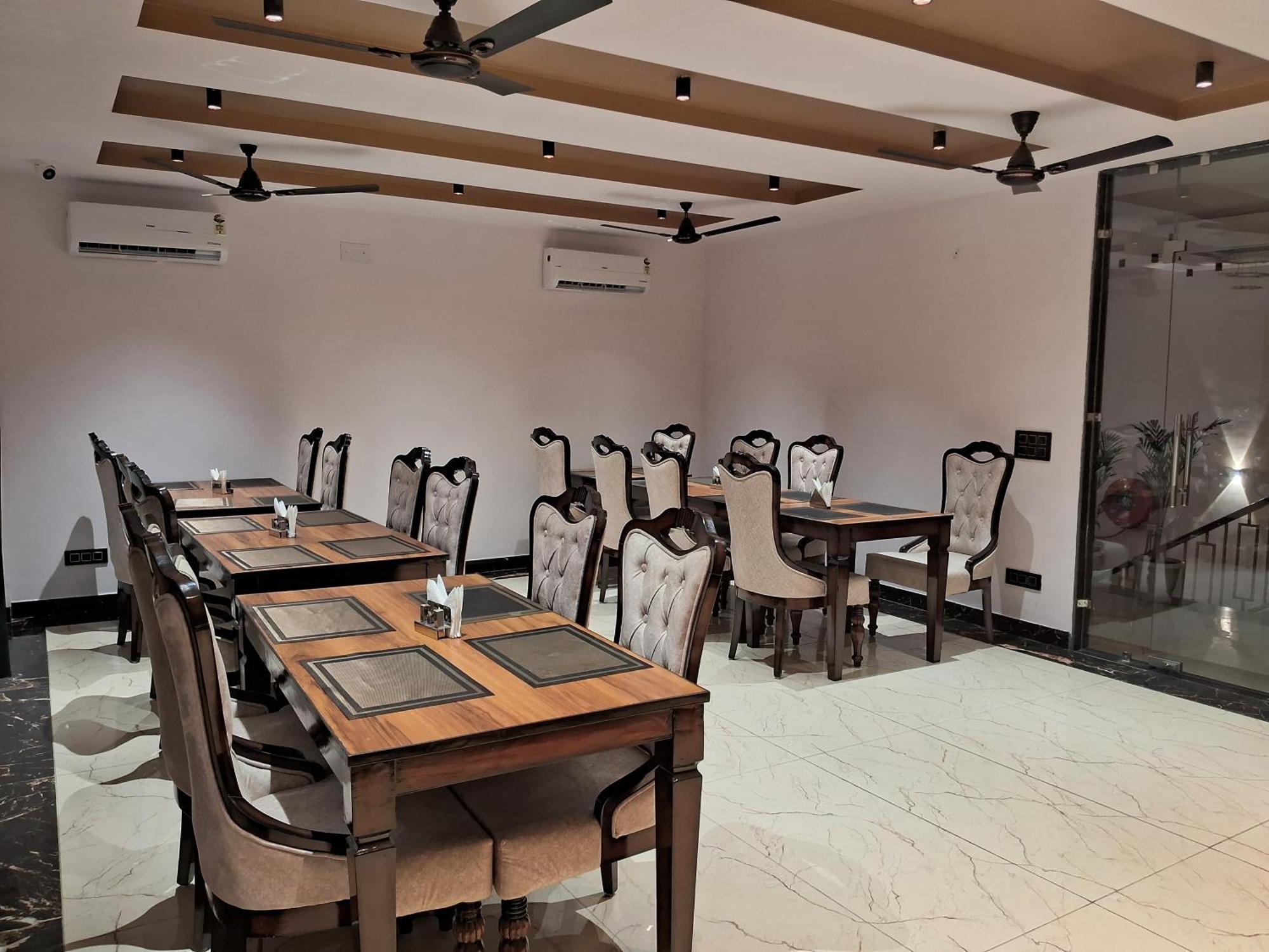 Emerald Suites Greater Noida Exterior photo